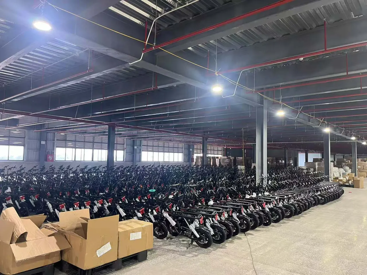 Dàn xe máy điện Soltech xếp hàng trên phố lúc chiều tối